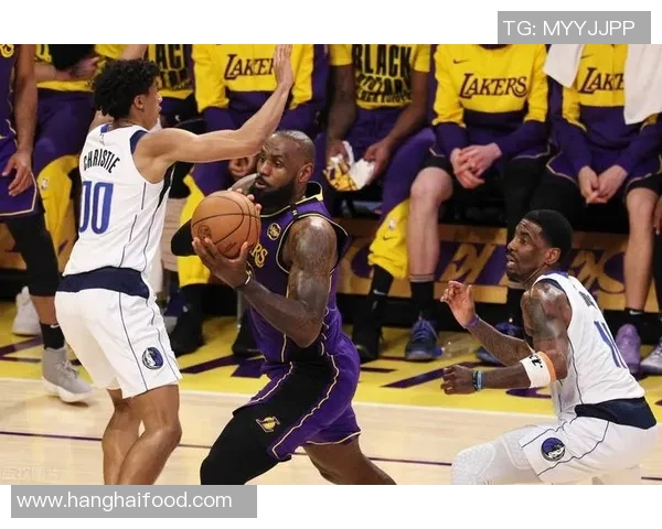 湖人队与独行侠激战正酣精彩直播尽在眼前不容错过